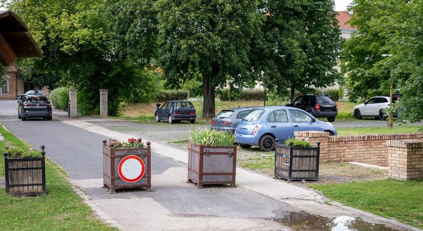 Változik a parkolási rend a Vár-tó mellett