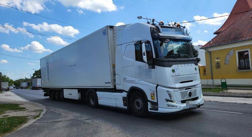Örülhetnek az autósok, másfelé járhatnak a kamionok a 81-es és a 82-es főúton