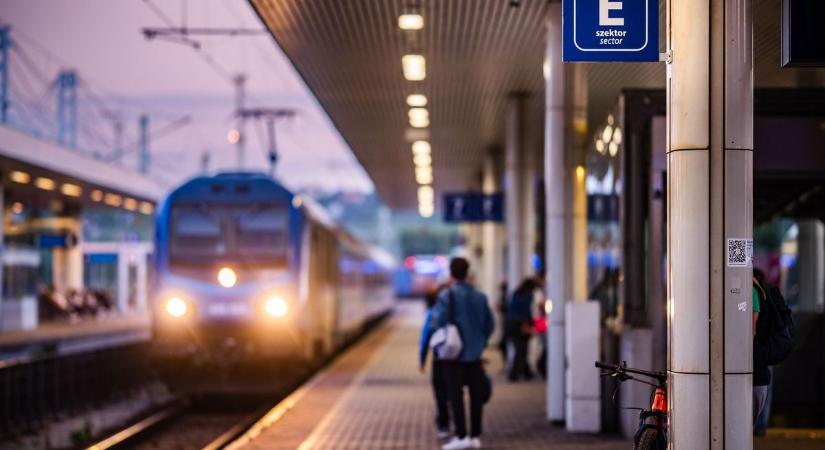 Fontos újítást jelentett be a MÁV a helyjegyek kapcsán - Tudni fogjuk, hol várjunk a peronon