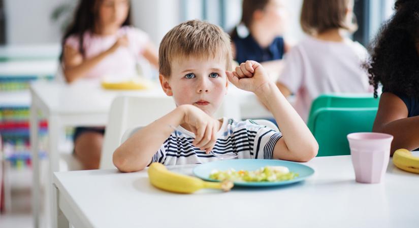 Dagad a menzabotrány: üvegszilánkot találtak az iskolai ebédben, csoda, hogy nem lett baj