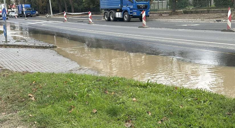 Feltört a víz a Szoboszlói úton