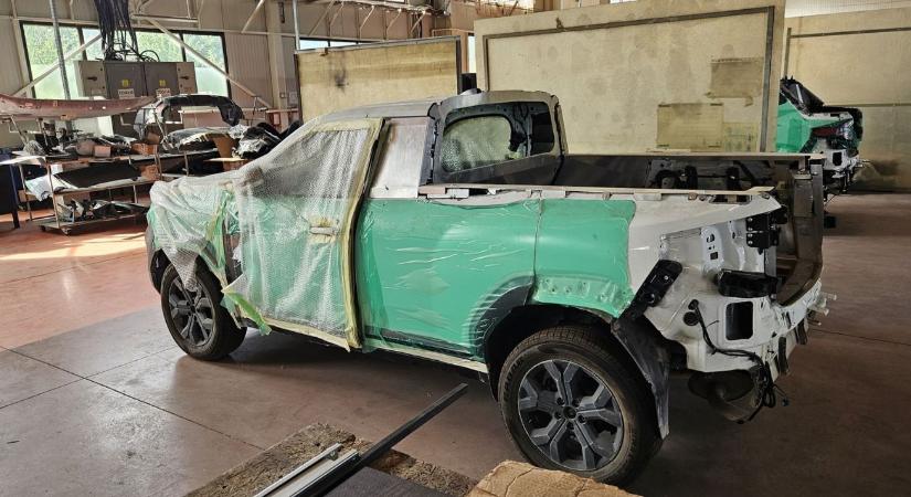 Nagyobb plató, kisebb kabin: jön a kétajtós Dacia Duster pickup!