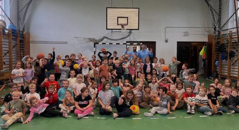 Gyerekeket leptek meg az Alba Fehérvár kosarasai (galéria)