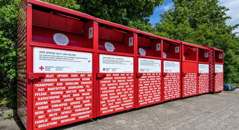 Nyomkövetőt tett a Vöröskeresztnek adományozott cipőjébe – Találd ki, hová került!