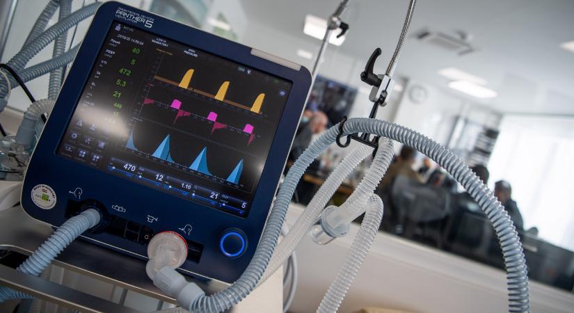 Több mint 260 lélegeztetőgép áll dobozban a miskolci kórházban