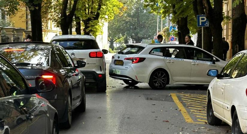 Ne menj most a Táncsics gimi felé, baleset okoz dugót