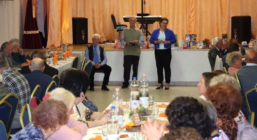 Fergeteges hangulatban telt a szüreti mulatság Ásotthalmon, így mulattak a nyugdíjasok