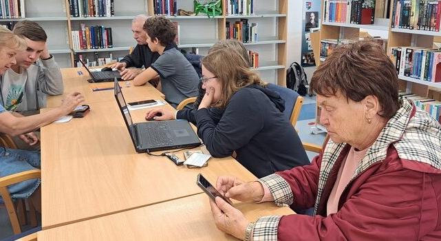 NETREVALÓK – Szépkorúak gimisekkel szörföznek a világhálón