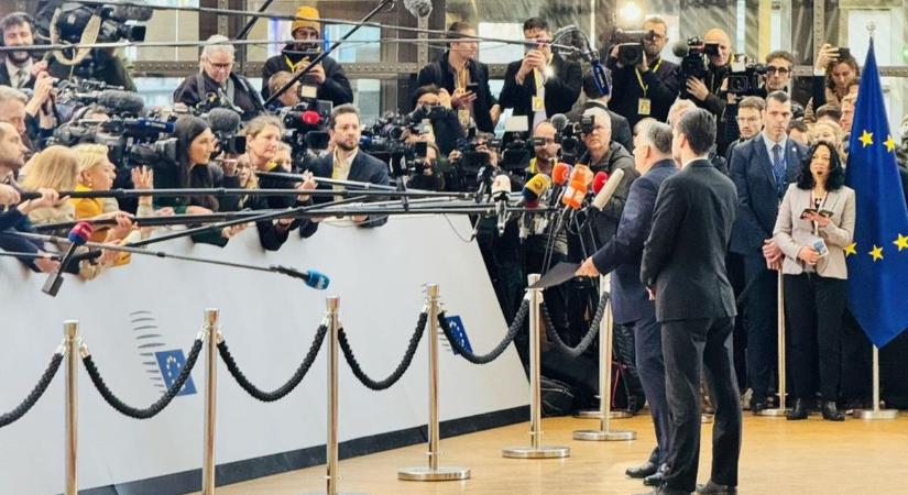 „Elszigetelődve”: letámadták az újságírók Orbán Viktort Koppenhágában (FOTÓ)