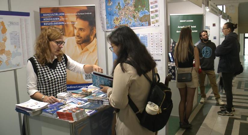 Külföldi ösztöndíjprogramokkal, képzési lehetőségekkel ismerkedhettek a hallgatók a Debreceni Egyetem börzéjén – videóval