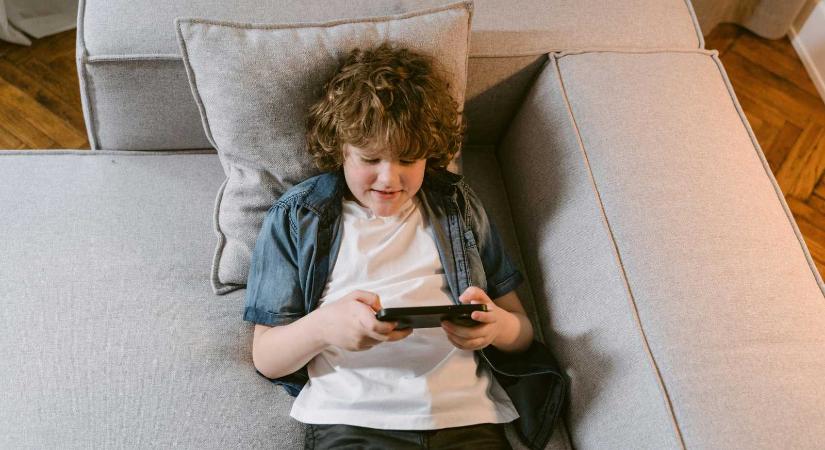 Betiltják a 16 éven aluliak közösségi médiához való hozzáférését az egyik uniós országban