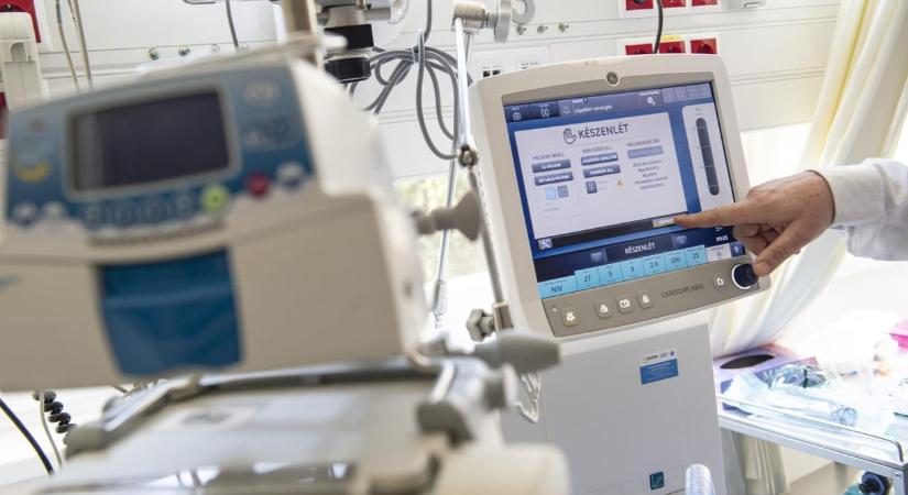 267 lélegeztetőgép áll dobozban a miskolci kórházban