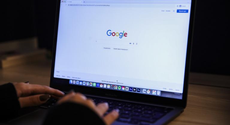 Telex: Lengyel cégen keresztül kerüli ki a Fidesz a Google politikai hirdetéseire irányuló korlátját