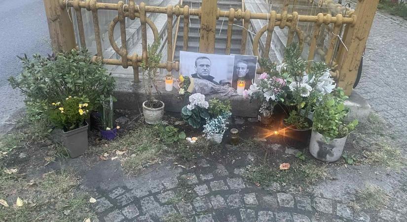 A rendőrség elkapta az orosz nagykövetség előtti Navalnij-emlékhelyet rongáló személyt