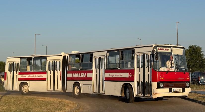 Száz Ikarus autóbusz vonul fel Budapest határában