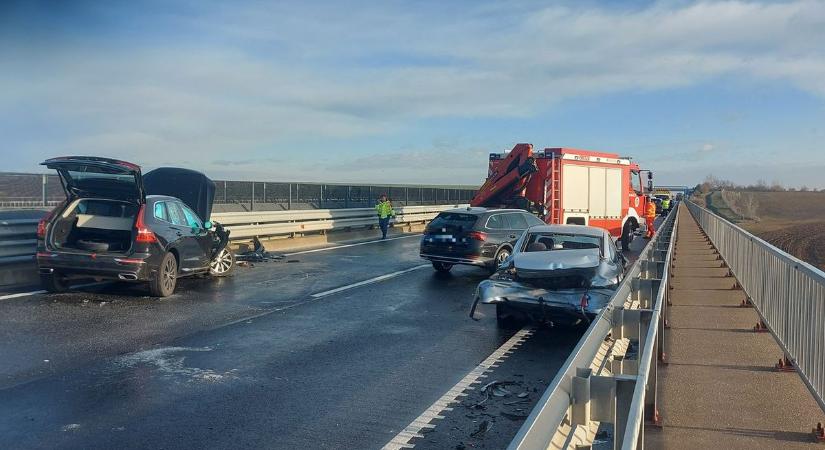 Súlyos baleset történt az M6-oson, összeroncsolódott autók az úton és árokban (VIDEÓ)