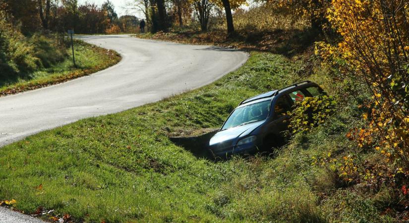 Megint a vétlen szívta meg: árokba csapódott egy autó a 6-os úton