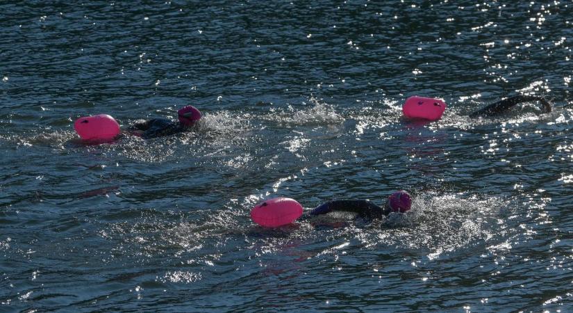 Tizenkét kilométert úsztak le a Tiszában a szegedi sportolók, de nem akármilyen okból tették – galériával