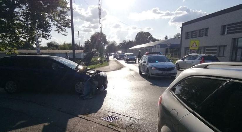 Helyszíni fotókon a tatai baleset: súlyos sérültje is volt a karambolnak