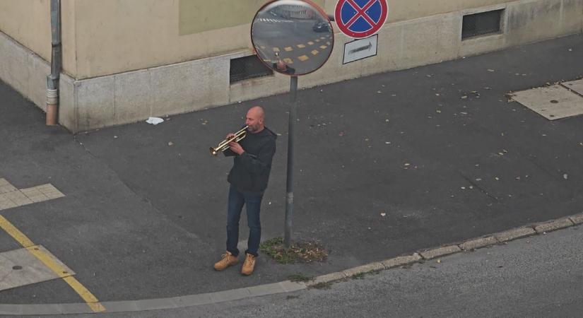 Gyorsan jött, gyorsan ment: Szabó Bálint trombitált a Vas Népe szerkesztősége előtt - videó