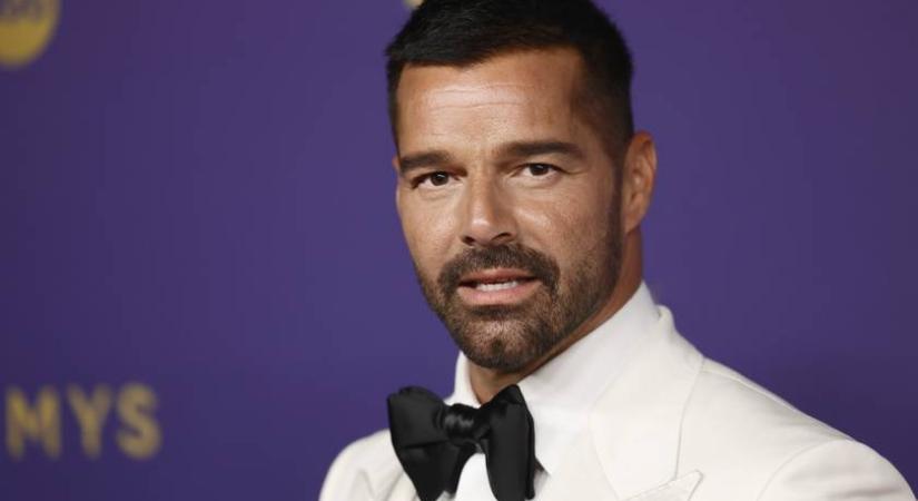 Az 53 éves Ricky Martin meztelen szelfije: merész fotót posztolt magáról az énekes