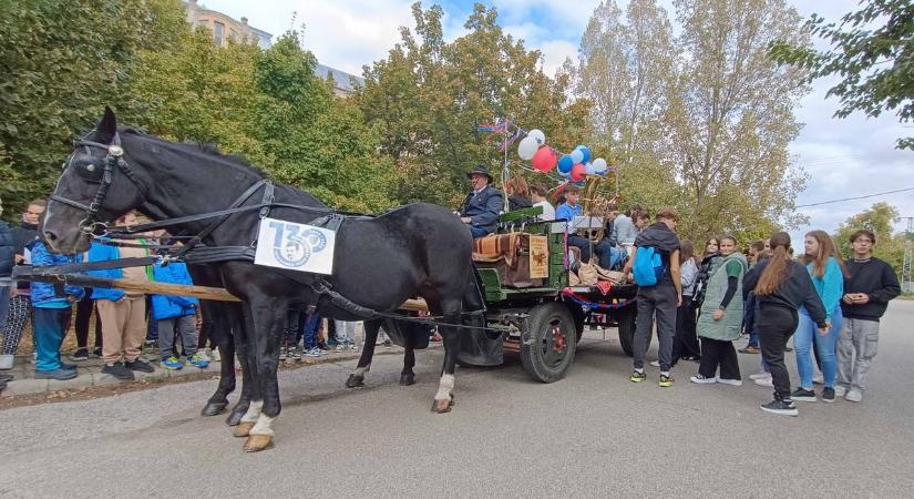 Nem mindennapi ünneplés Makón: diákok zenéltek lovas kocsiról a város utcáin – galériával, videóval