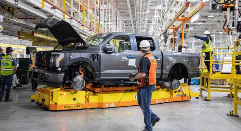 A Ford főnöke beismerte: meglepte őket, hogy az emberek nem akarnak drága villanyautókat venni
