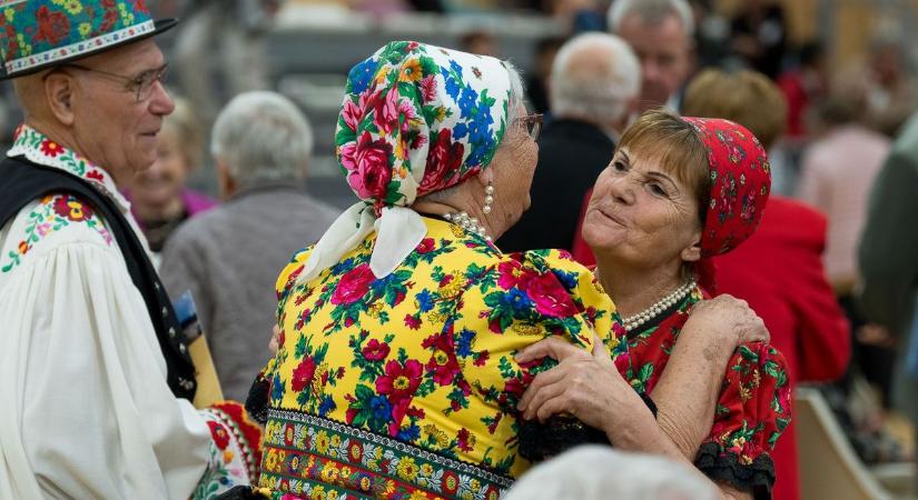 Egerben róluk szólt ma minden! Szépkorúakat, házasokat ünnepelt a város, díjakat is átadtak a sportcsarnokban – fotókkal, videóval
