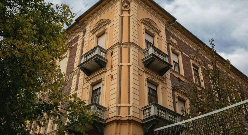 Hazajár a luxus a debreceni kertvárosba, a legdrágább házakban a moziszoba és a jacuzzi is szériatartozék – fotókkal