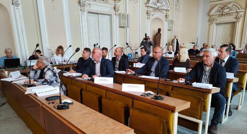 Éles viták miatt félbeszakadt a képviselők ülése Rimaszombatban