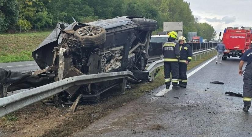 Fotókon a durva baleset az M6-oson Dunaföldvárnál, mentőhelikopter is érkezett