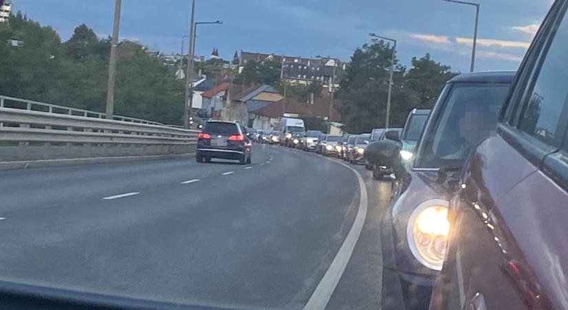 Óriási a torlódás baleset miatt, jobb ha elkerüli ezt az útszakaszt