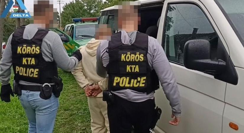 Hajdú-Biharban találták meg a régóta keresett bűncézárt, golyóálló mellényes rendőrök vitték el a városból – fotókkal