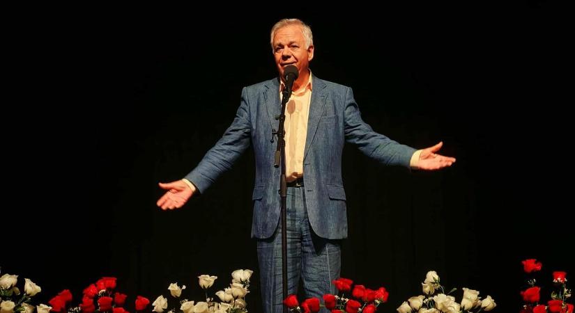 Straub Dezső szórakoztatta az időseket Kapuváron, a Rábaközi Művelődési Központban - Fotók