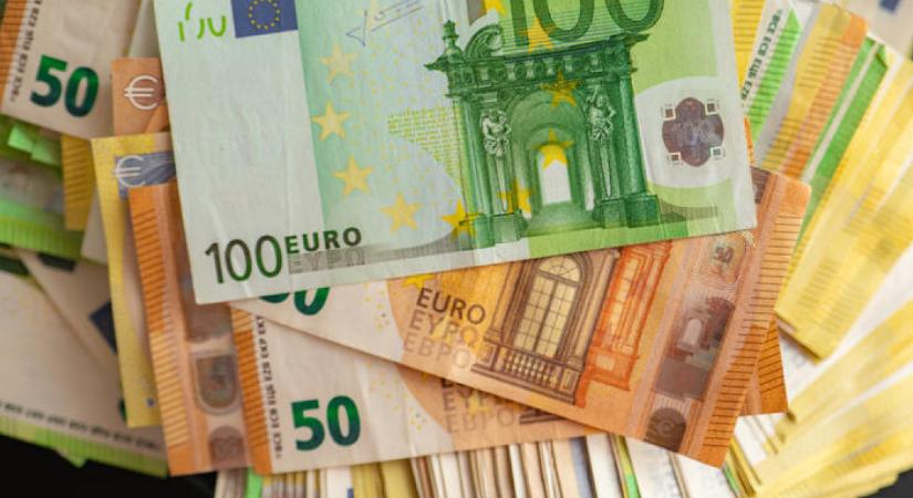 Újabb határt győzött le a forint
