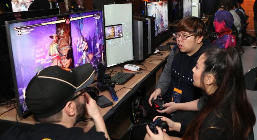 Öt nappal a szülés után, az újszülöttet a karjaiban tartva nyert meg egy Mortal Kombat-tornát egy anya