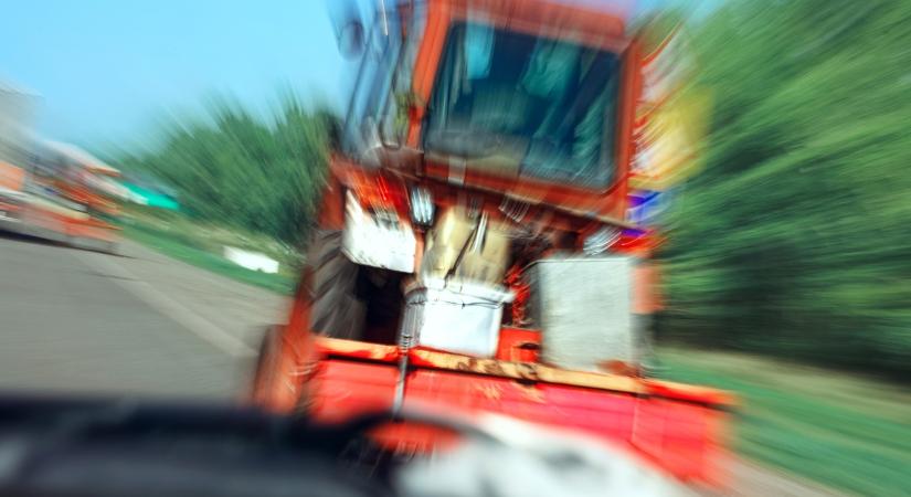 Traktorral kacsázott végig az úton: csak a diszkóból akart hazamenni a részeg sofőr