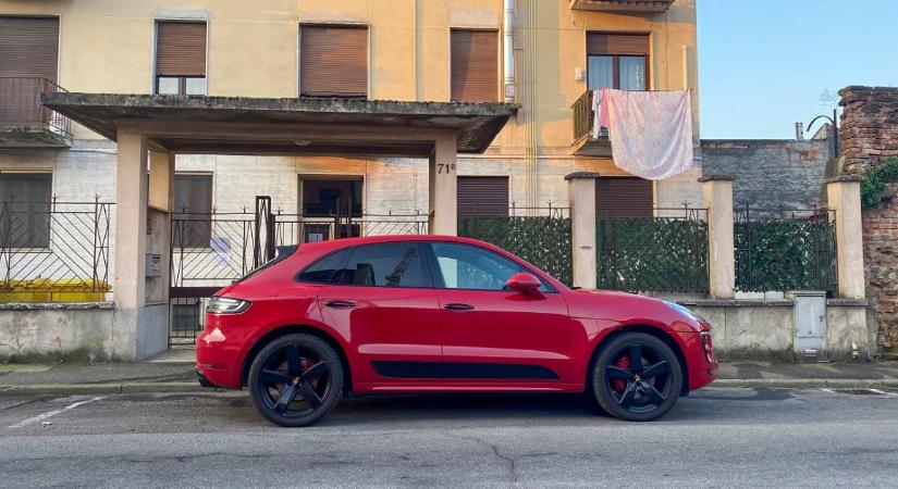 Olyan részeg volt a Porschét vezető anya, hogy térden csúszott a rendőrök előtt