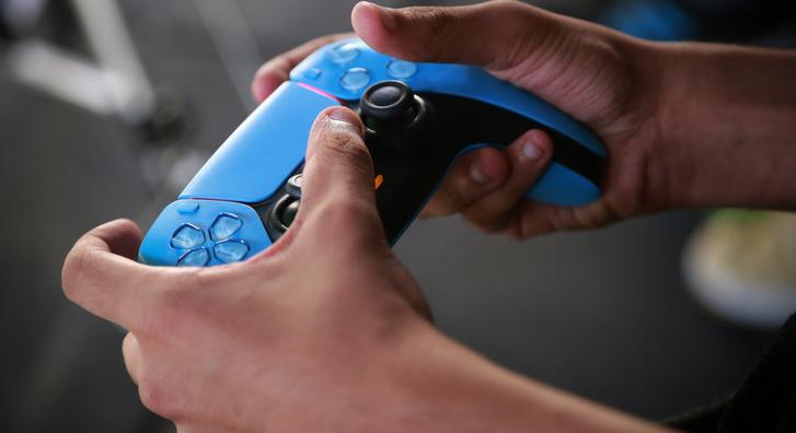 Új kontrollerrel támad a PlayStation, régóta várt funkció kaphat zöld utat