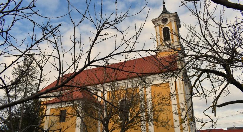 Jótékonysági koncert Polgárdin: sztárfellépő segít a templom felújításában