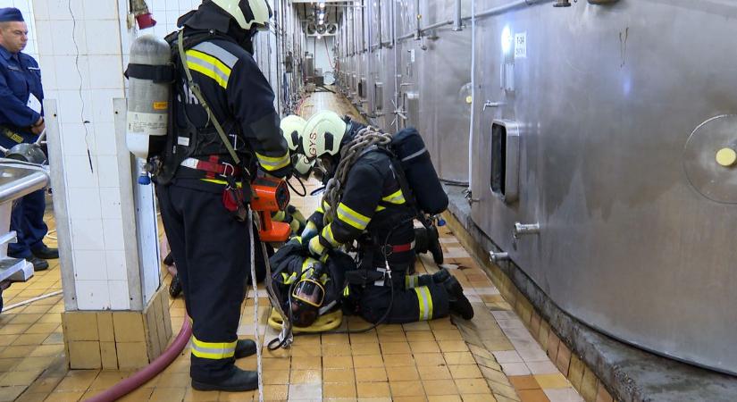 Valami történt a mélyben Nagyrédén! Azonnal tűzoltók lepték el az üzemi pincét – fotókkal