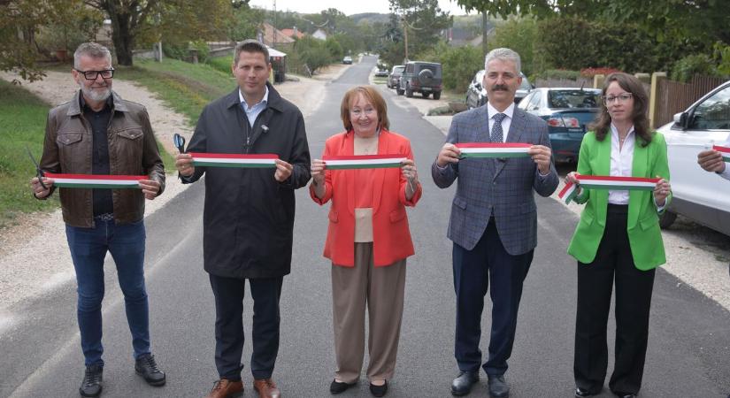 „Nem elég jó úton közlekedni, figyeljünk egymásra is” – három utcát adtak át Sukorón (galéria)