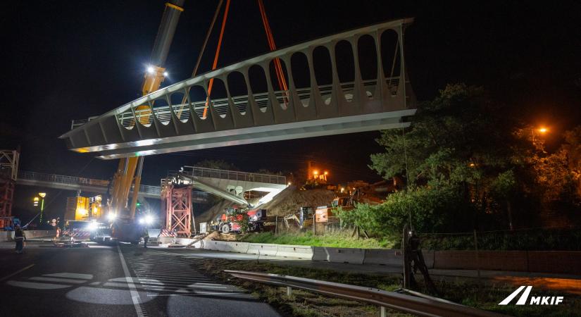 Így emelték az M7-es fölé a 193 tonnás gyalogoshíd felét