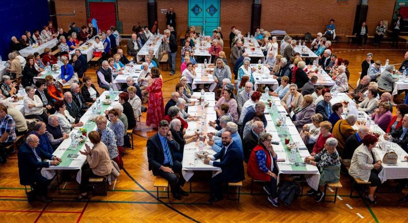 Megható ünnepség: virágcsokorral és dallal köszöntötték a dorozsmai időseket