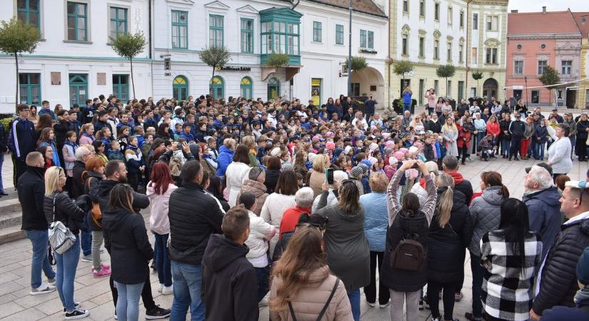 Négyszáz diák énekelt a zene világnapján Pápán
