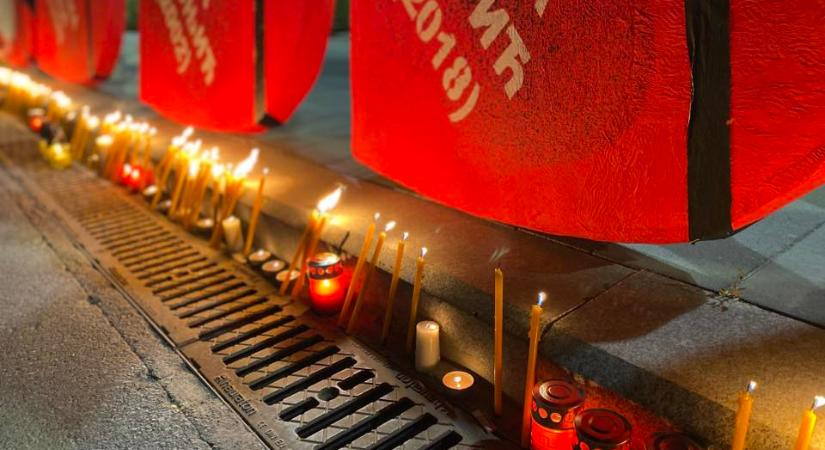 Városon átívelő sétával emlékeztek az újvidéki áldozatokra Szabadkán (Fotógaléria)