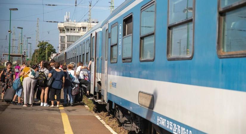 Bejelentette a MÁV: leáll a vonat, elbontják a fontos magyar vasútvonalat, kell a hely a debreceni kínai akkumulátorgyárnak – de ez nem marad annyiban