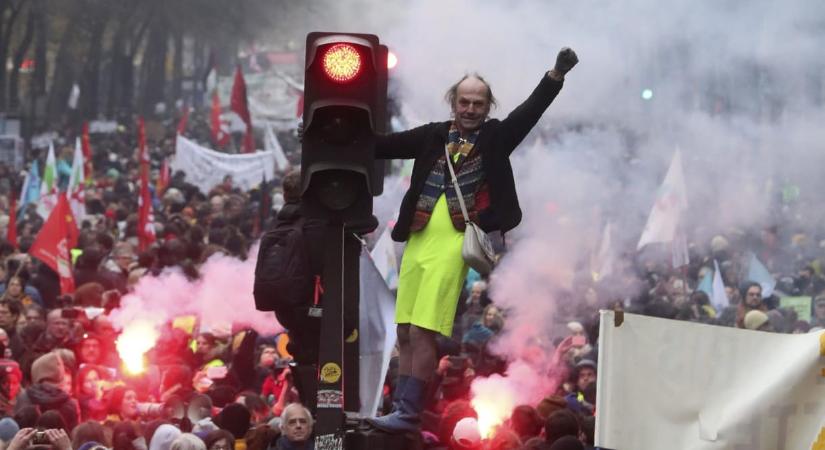Elsöprik a francia kormányt? A francia hatóságok 300-350 ezer, a szervezők egymillió résztvevőre számítanak a csütörtöki országos tiltakozónapon