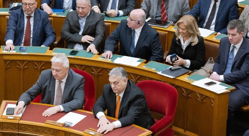 Orbán Viktor különös tanácsot adott Semjén Zsoltnak a parlamenti beszéde előtt, de a KDNP elnöke nem hallgatott a miniszterelnökre