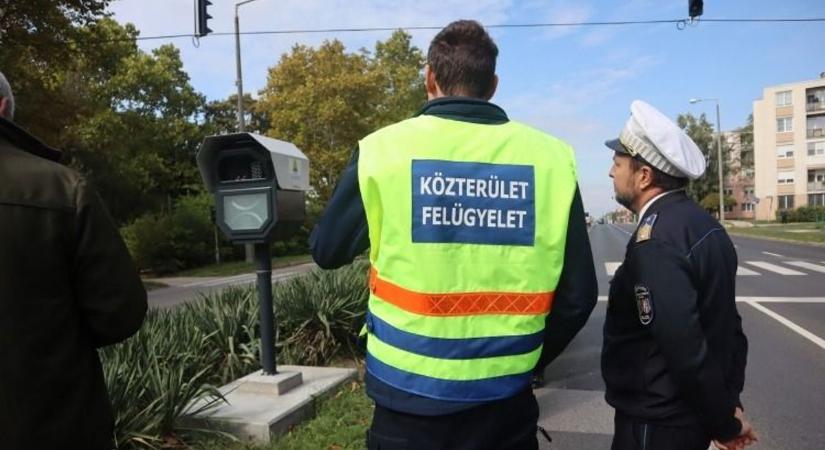 Biztonságosabb lett Tatabánya: új trafiboxok kerültek ki a városba